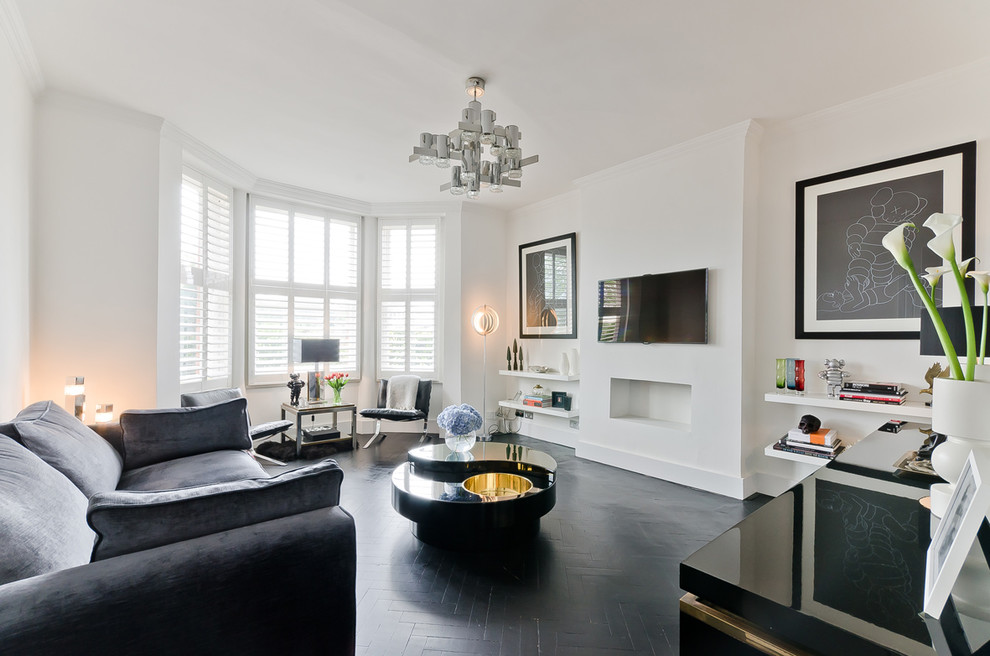 Свежая идея для дизайна: гостиная комната в современном стиле с белыми стенами и черным полом - отличное фото интерьера