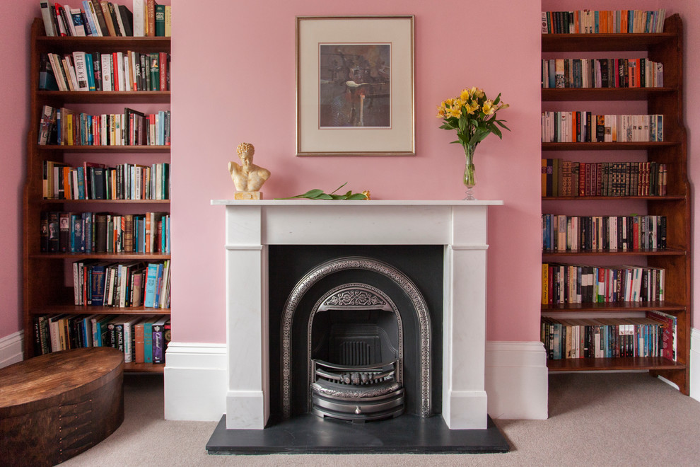Свежая идея для дизайна: гостиная комната в классическом стиле с розовыми стенами, стандартным камином, фасадом камина из камня и ковровым покрытием - отличное фото интерьера