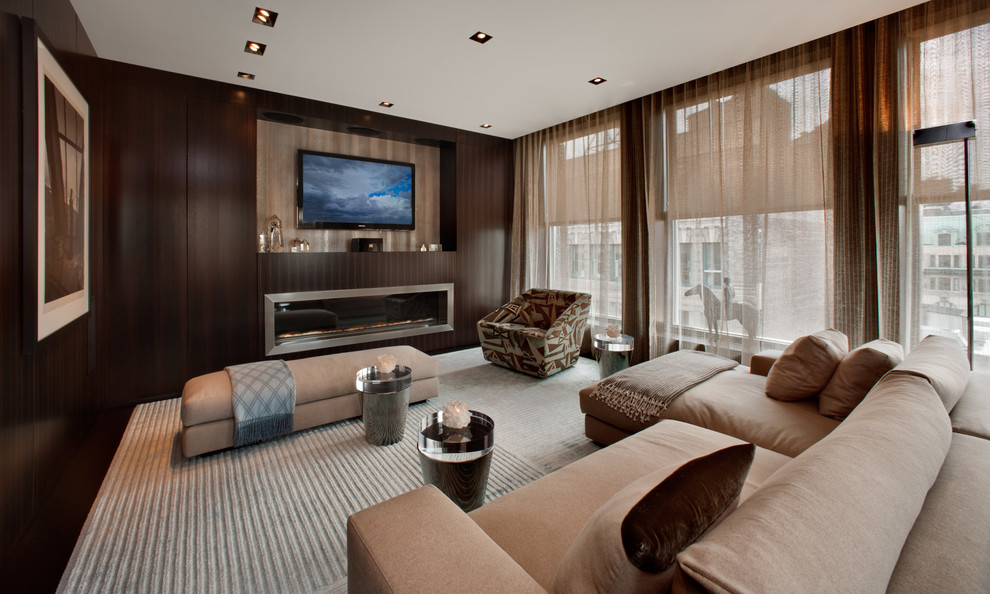 Пример оригинального дизайна: гостиная комната в современном стиле с коричневыми стенами, ковровым покрытием, горизонтальным камином, фасадом камина из металла и телевизором на стене