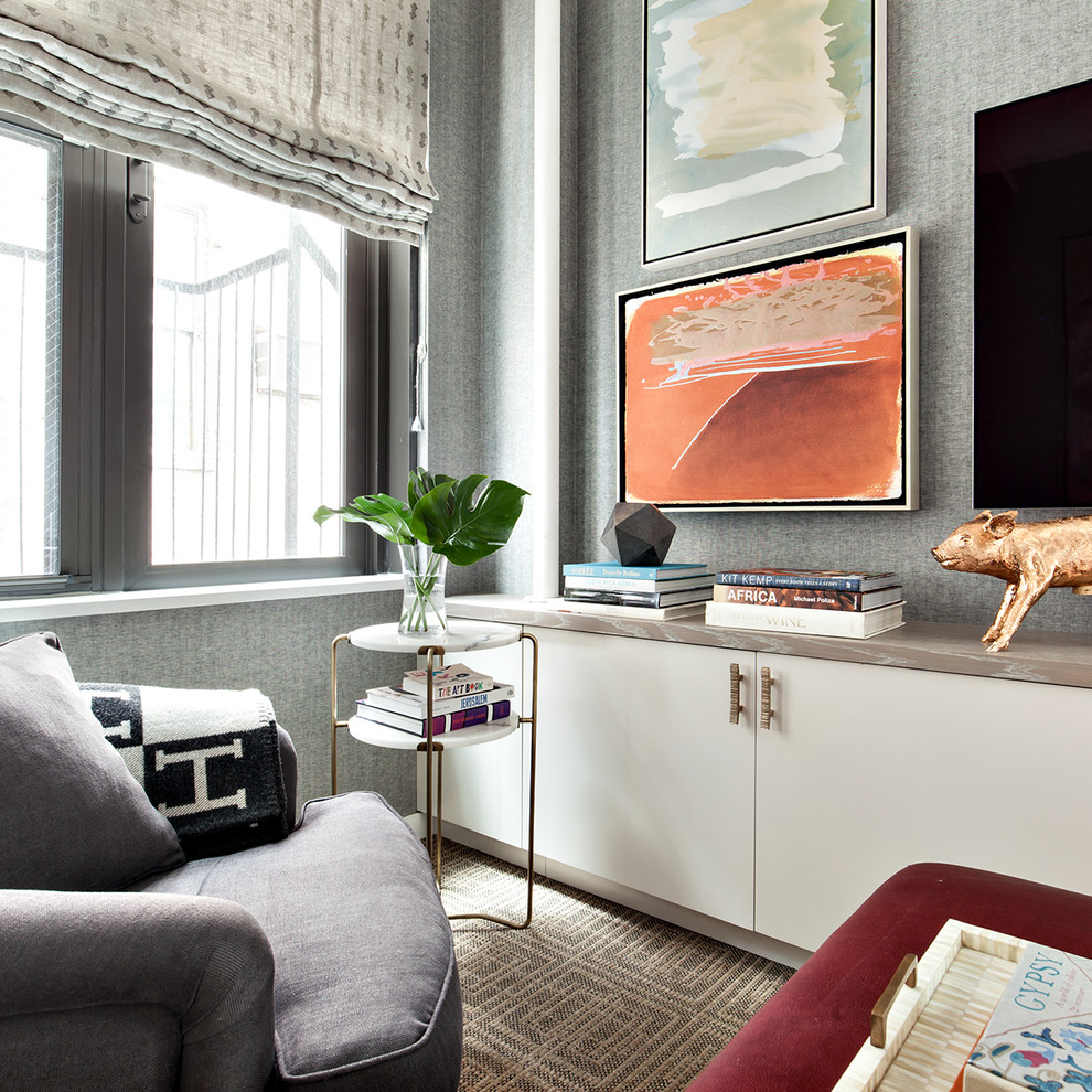 Стильный дизайн: гостиная комната в стиле неоклассика (современная классика) с серыми стенами, ковровым покрытием, телевизором на стене, бежевым полом и обоями за телевизором - последний тренд