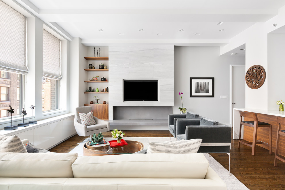 Идея дизайна: открытая гостиная комната в современном стиле с серыми стенами, темным паркетным полом, горизонтальным камином и коричневым полом