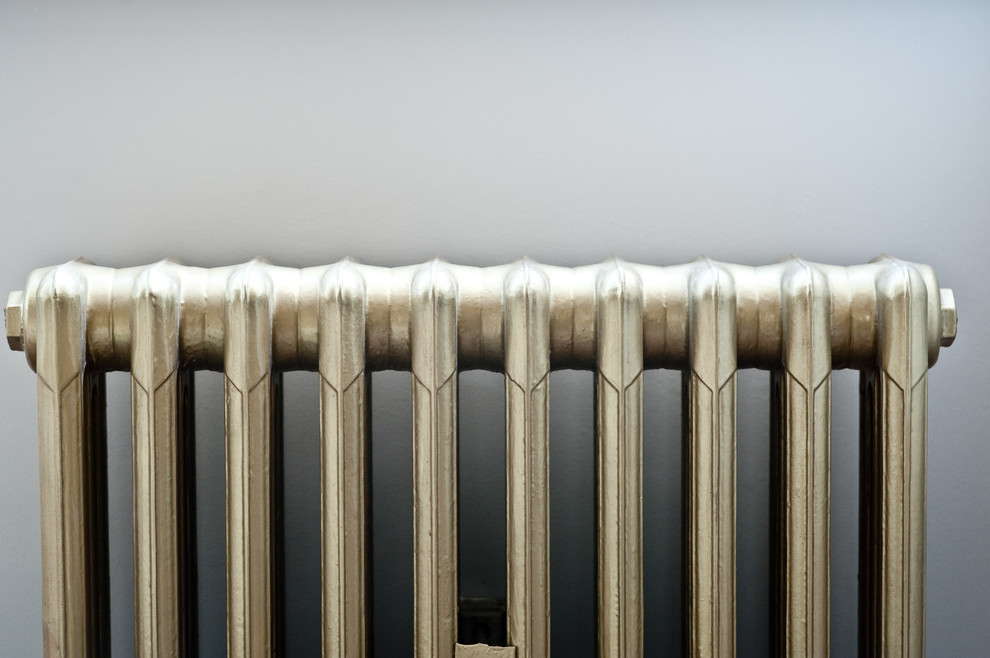 Cette image montre un petit salon minimaliste fermé avec un mur blanc, parquet foncé, une cheminée standard, un manteau de cheminée en plâtre et un téléviseur fixé au mur.