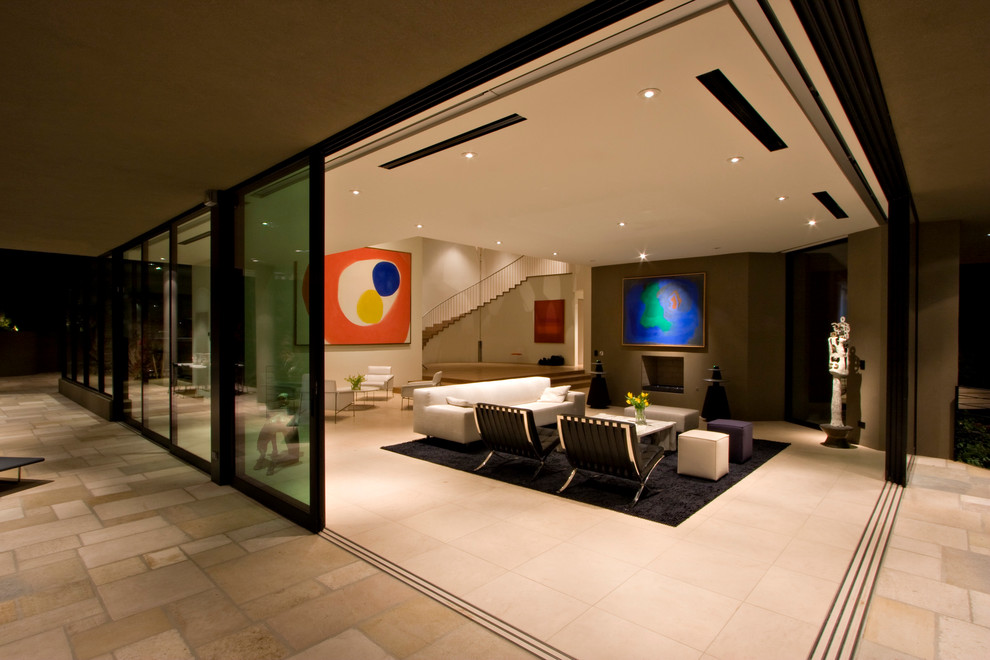 Immagine di un grande soggiorno design con camino classico e nessuna TV