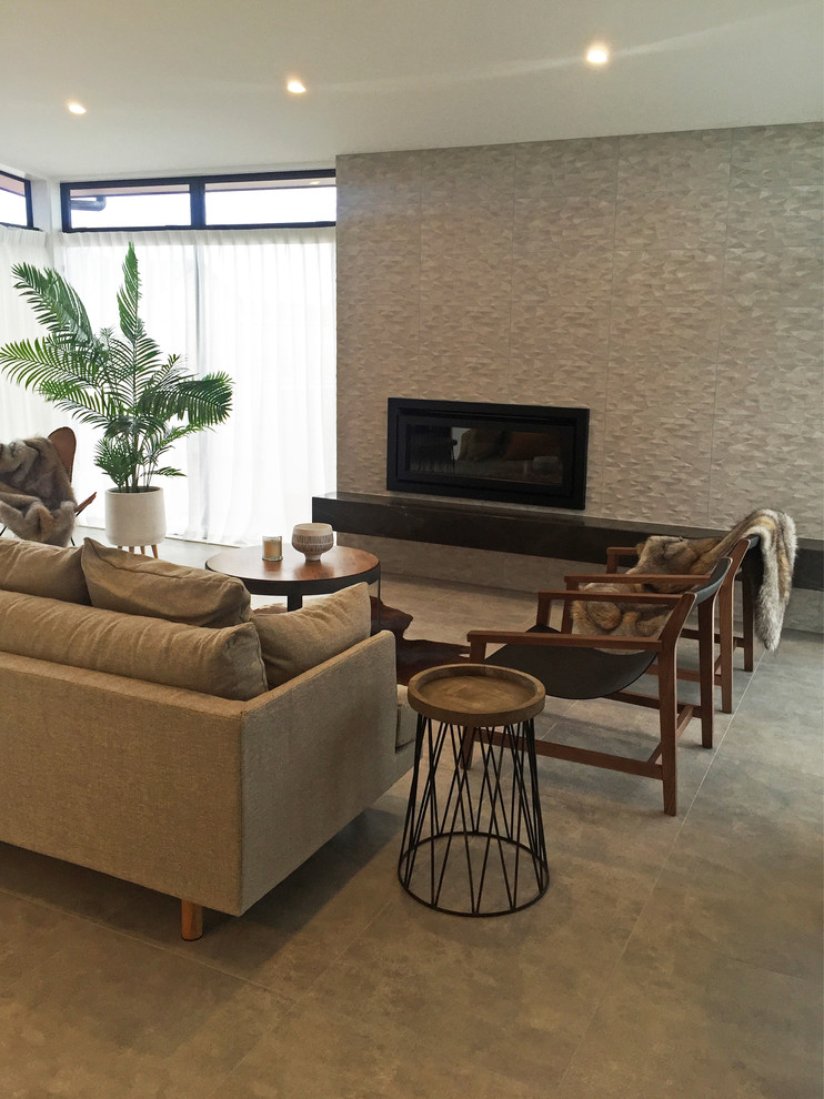 На фото: открытая гостиная комната среднего размера в современном стиле с белыми стенами, полом из керамической плитки, фасадом камина из плитки и стандартным камином с