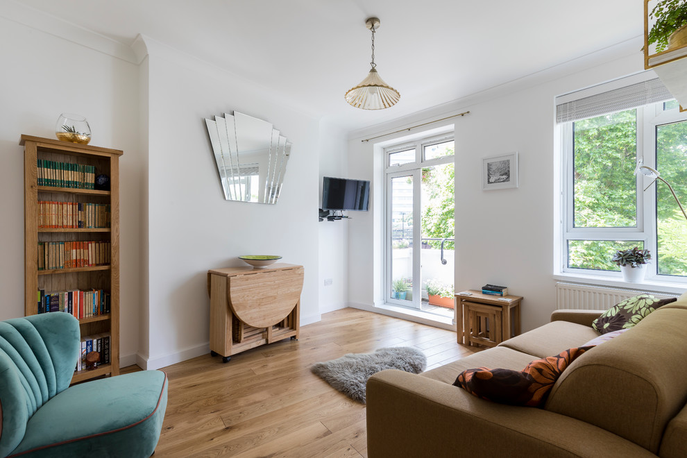 Esempio di un soggiorno contemporaneo di medie dimensioni e chiuso con pareti bianche, pavimento in legno massello medio, TV a parete e pavimento marrone