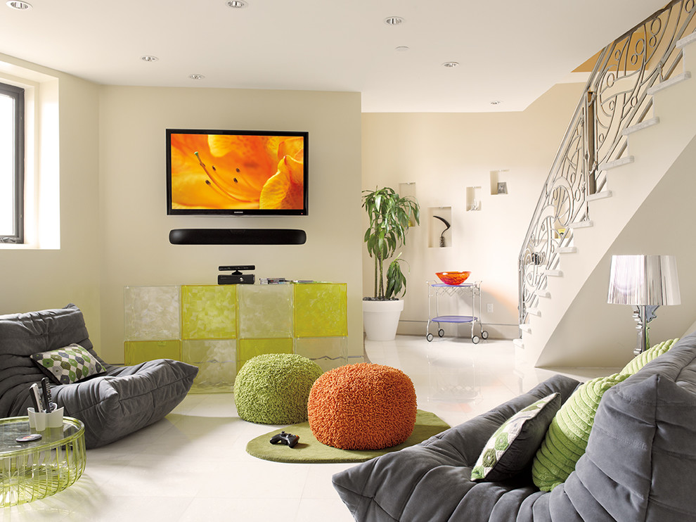 Ejemplo de salón abierto minimalista pequeño con paredes blancas, suelo de mármol y televisor colgado en la pared