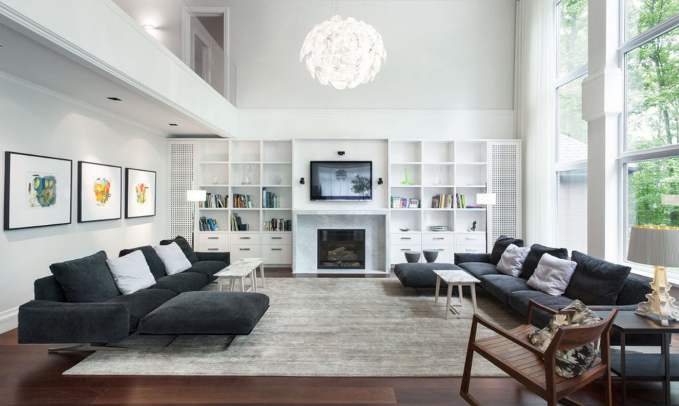 Immagine di un soggiorno minimal aperto con pareti bianche, parquet scuro, camino classico e TV a parete