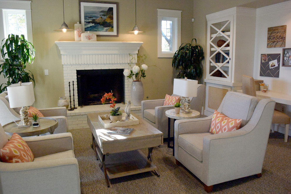 Großes, Fernseherloses, Offenes Maritimes Wohnzimmer mit grauer Wandfarbe, Kamin und Kaminumrandung aus Backstein in Orange County