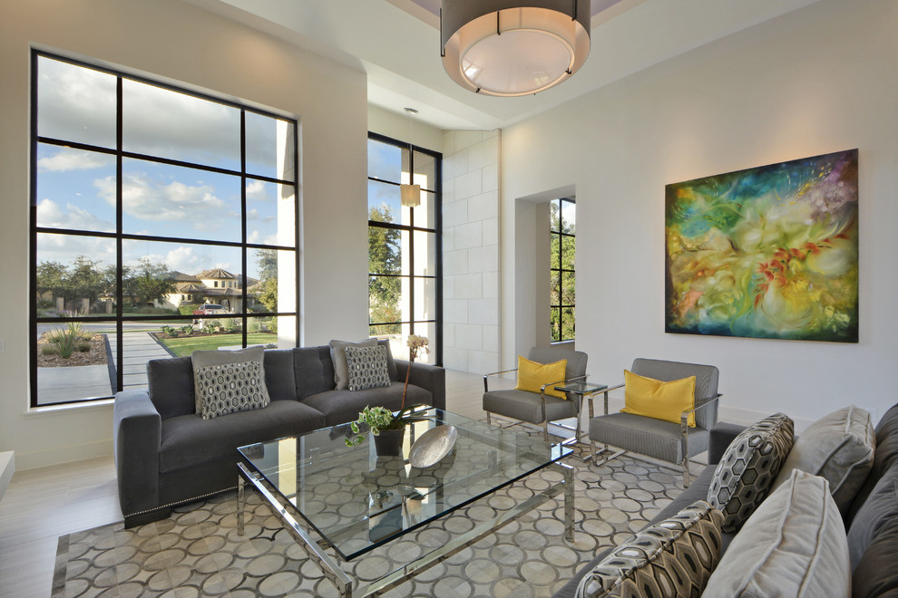 Fernseherloses, Offenes Modernes Wohnzimmer mit beiger Wandfarbe, Gaskamin und Kaminumrandung aus Stein in Austin