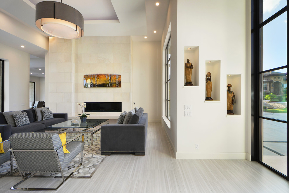 Идея дизайна: гостиная комната среднего размера в современном стиле с бежевыми стенами, горизонтальным камином и фасадом камина из плитки