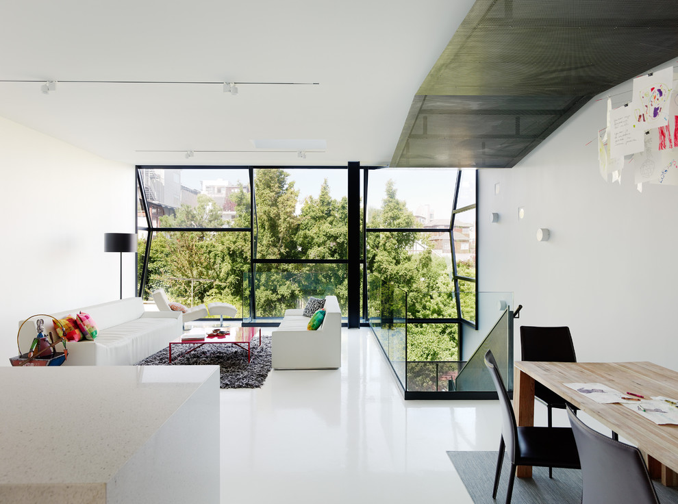 На фото: двухуровневая гостиная комната в стиле модернизм с белыми стенами и белым полом без камина, телевизора с