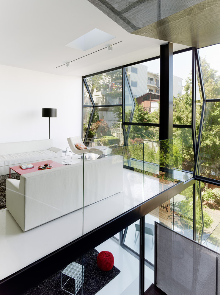 Идея дизайна: двухуровневая гостиная комната в стиле модернизм с белыми стенами и белым полом без телевизора