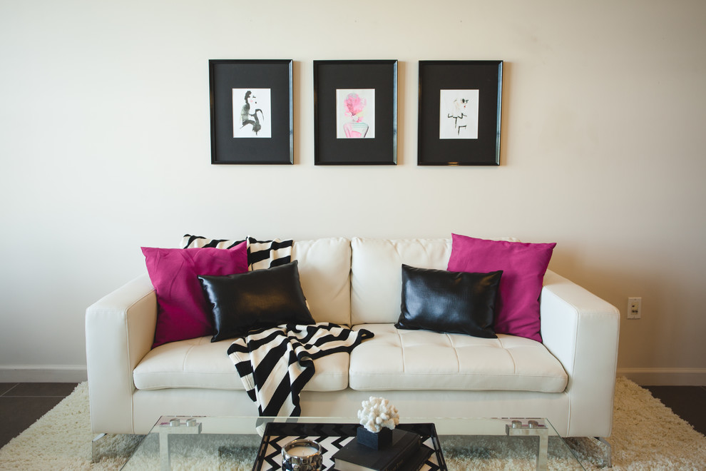 Immagine di un piccolo soggiorno minimalista aperto con pareti beige e pavimento in gres porcellanato