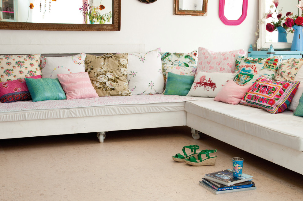 Uriges Wohnzimmer mit weißer Wandfarbe, Korkboden, beigem Boden und Wandpaneelen in Sonstige