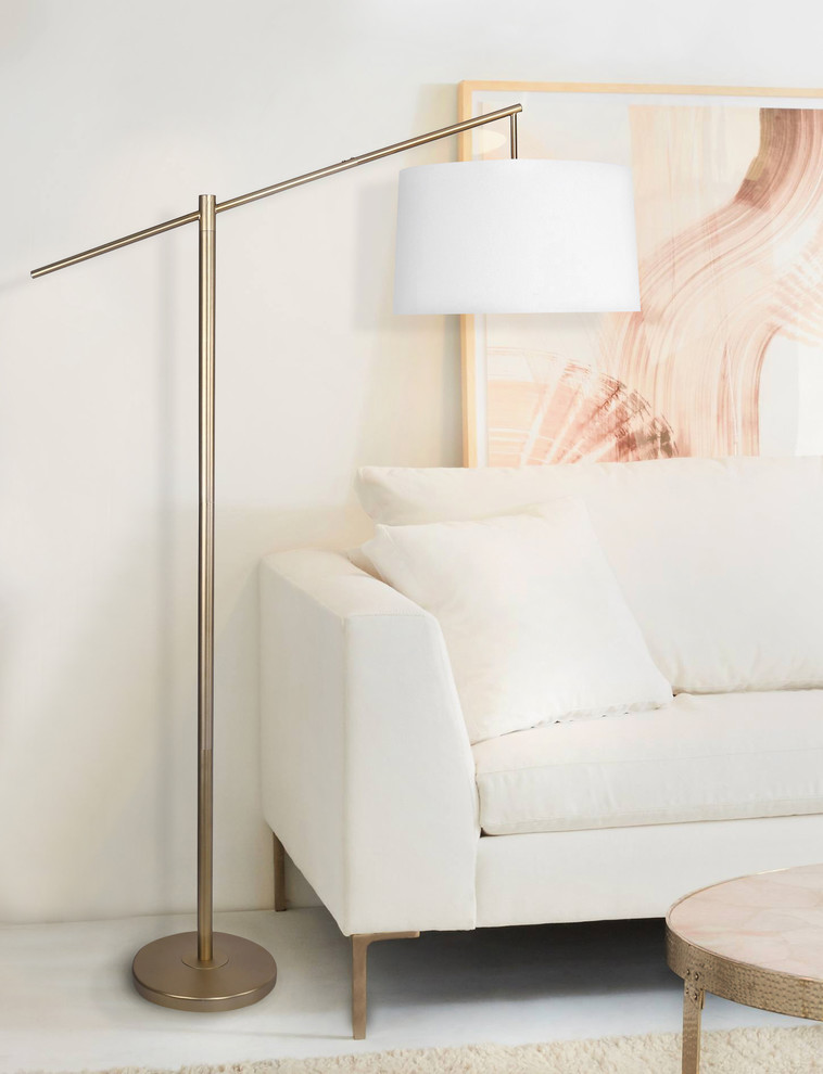 Foto di un soggiorno minimalista di medie dimensioni e aperto con parquet chiaro