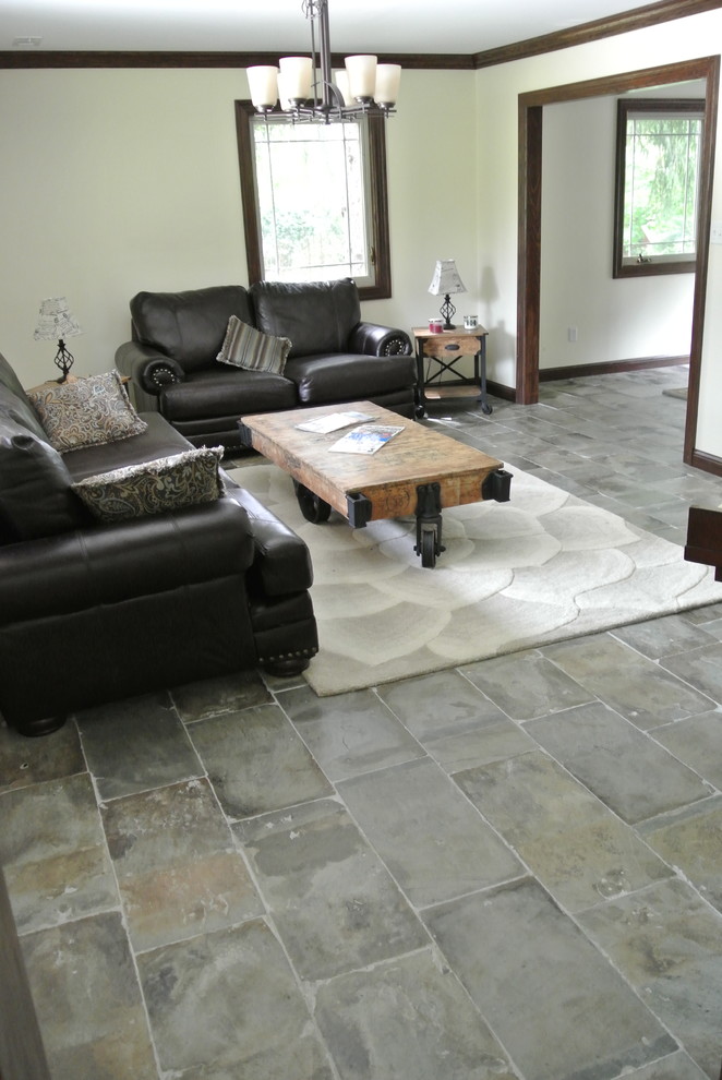 Foto di un soggiorno stile rurale di medie dimensioni e aperto con pareti bianche, pavimento in ardesia e pavimento grigio
