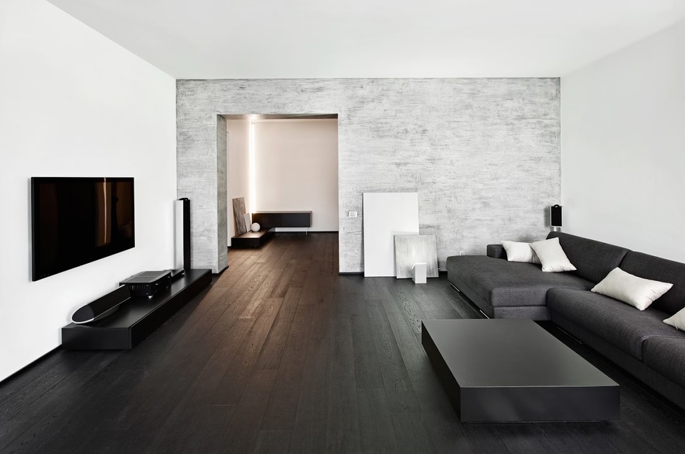 Пример оригинального дизайна: гостиная комната среднего размера в стиле модернизм с белыми стенами, темным паркетным полом, телевизором на стене и черным полом
