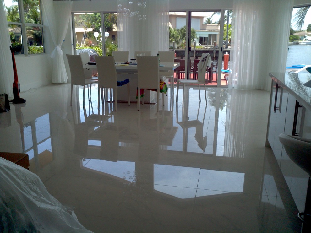 Inspiration pour un grand salon minimaliste ouvert avec une salle de réception, un mur blanc et un sol en carrelage de porcelaine.