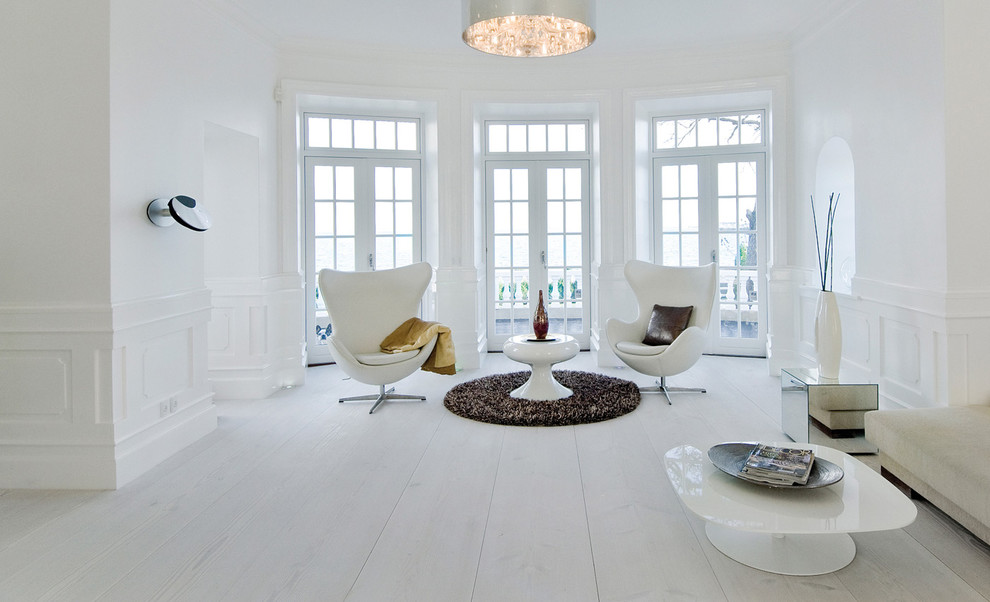 Imagen de salón nórdico con paredes blancas y suelo de madera clara