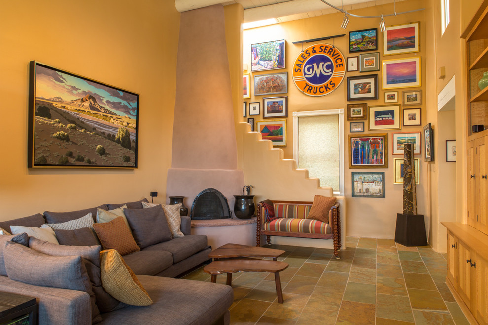 На фото: гостиная комната в стиле фьюжн с бежевыми стенами и угловым камином с