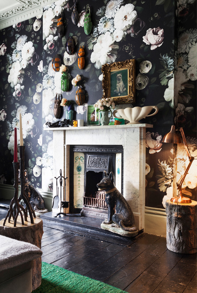 ロンドンにあるエクレクティックスタイルのおしゃれなリビング (マルチカラーの壁、濃色無垢フローリング、標準型暖炉、石材の暖炉まわり) の写真