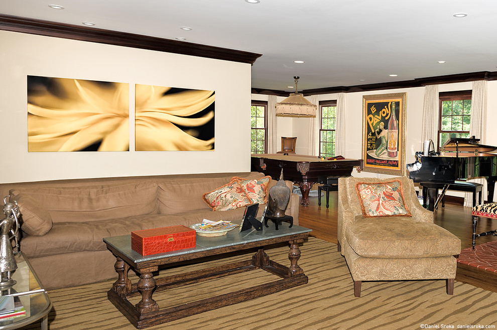 Ispirazione per un grande soggiorno chic aperto con sala formale, pareti beige e pavimento in legno massello medio