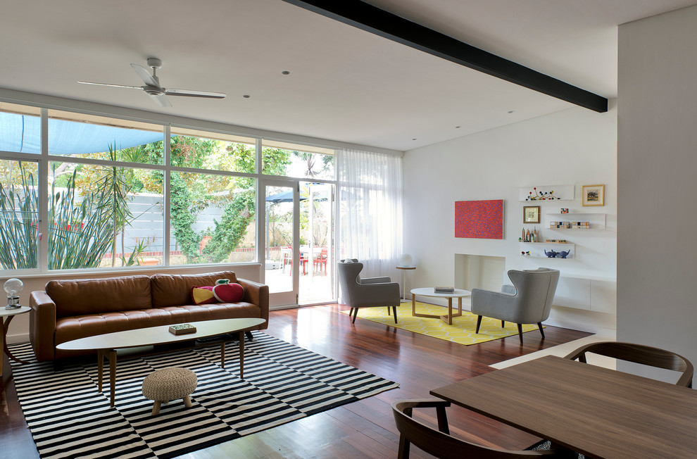 Nordisches Wohnzimmer mit weißer Wandfarbe und dunklem Holzboden in Perth