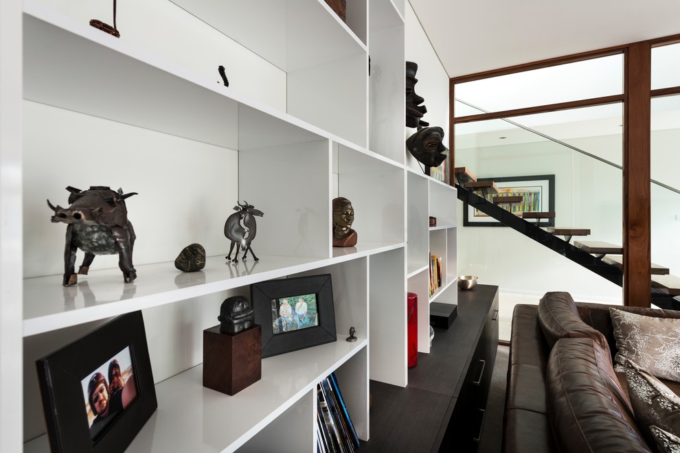 Mittelgroßes, Offenes Modernes Wohnzimmer ohne Kamin mit weißer Wandfarbe, Teppichboden, TV-Wand und beigem Boden in Perth