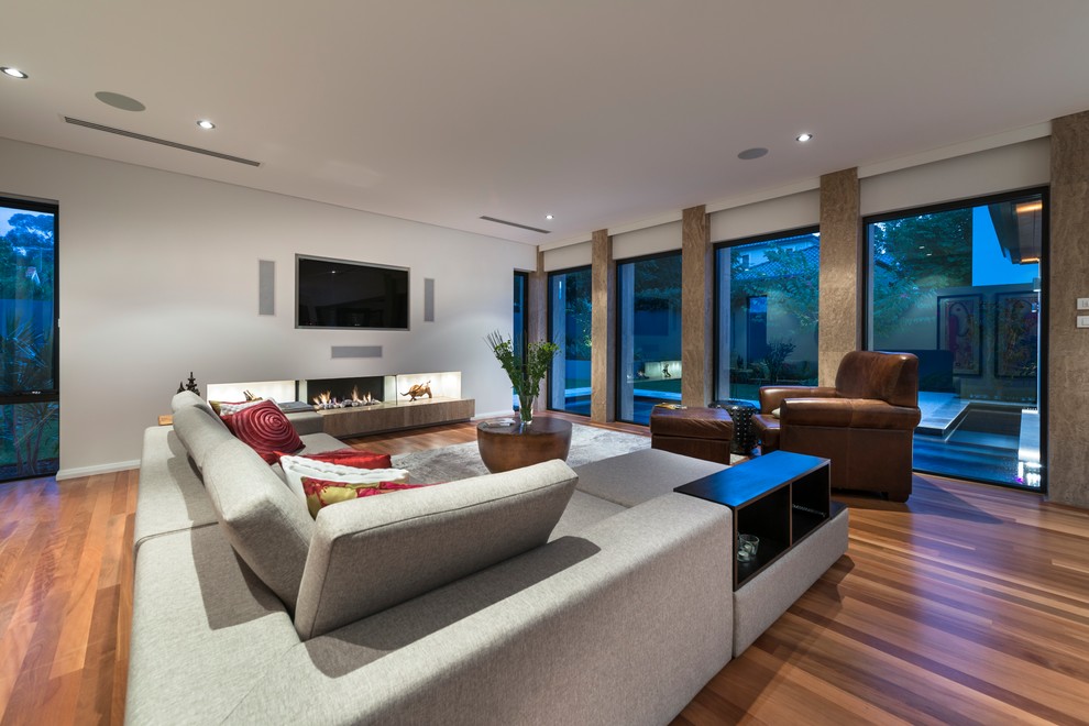 Kleines, Abgetrenntes Modernes Wohnzimmer ohne Kamin mit weißer Wandfarbe, braunem Holzboden, verputzter Kaminumrandung und braunem Boden in Perth