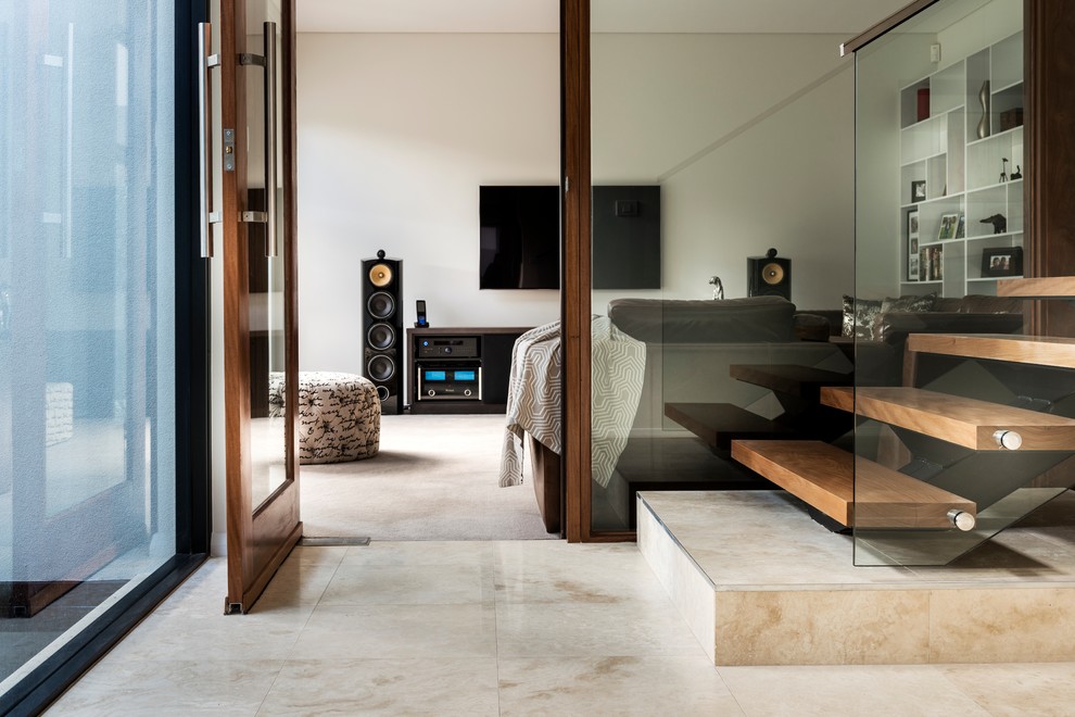 Пример оригинального дизайна: открытая гостиная комната среднего размера в современном стиле с белыми стенами, ковровым покрытием, телевизором на стене и бежевым полом без камина