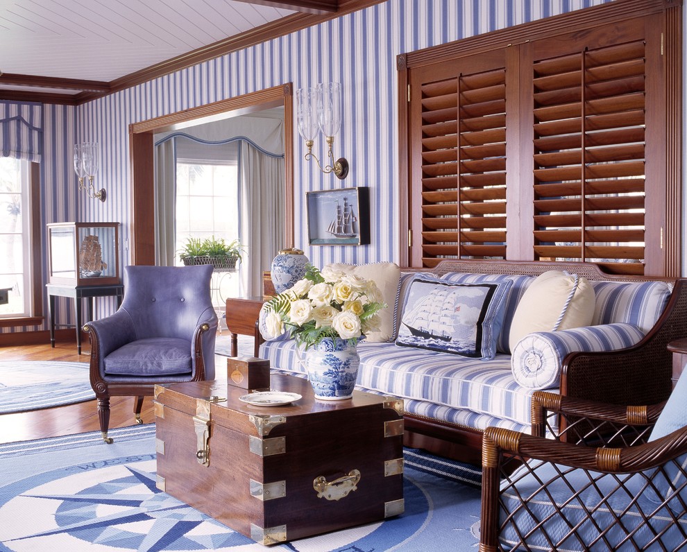 Modelo de salón exótico con paredes azules y suelo de madera en tonos medios