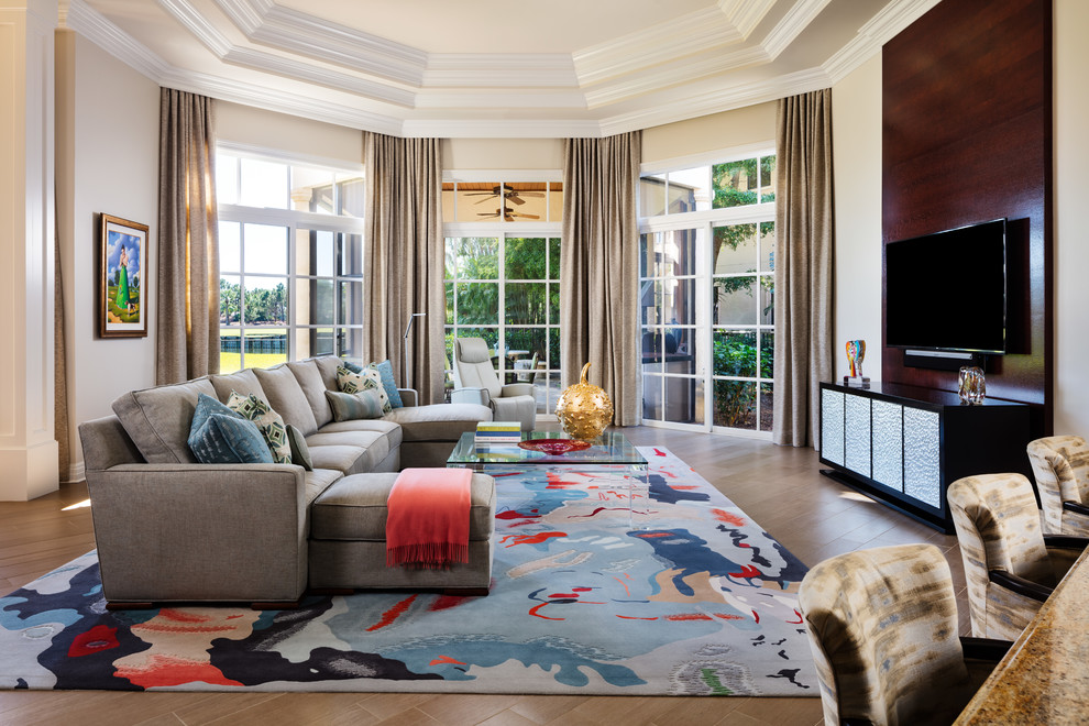 Foto di un grande soggiorno classico aperto con pareti beige, pavimento in legno massello medio, TV a parete e pavimento marrone