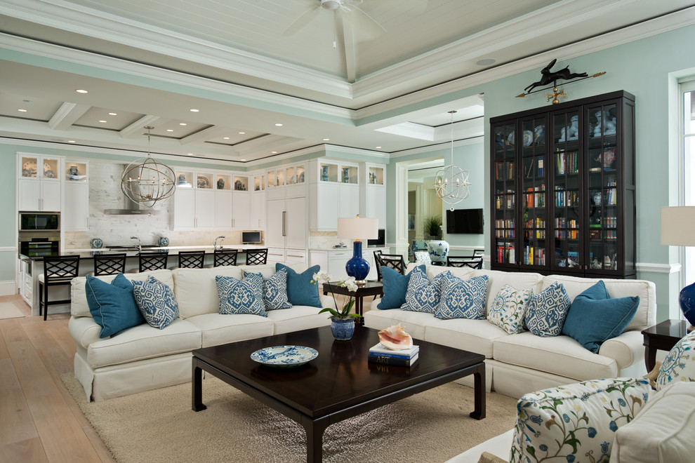 Ejemplo de salón para visitas abierto clásico grande con paredes azules y suelo de madera clara