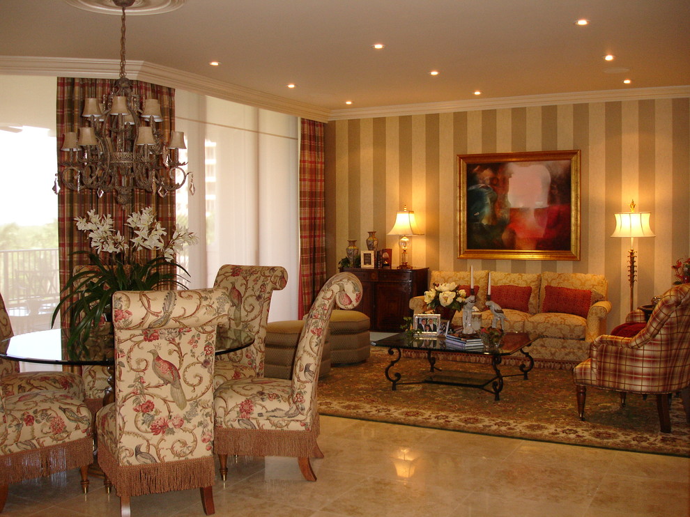 Diseño de salón para visitas abierto clásico grande sin televisor con paredes multicolor, suelo de travertino y suelo beige