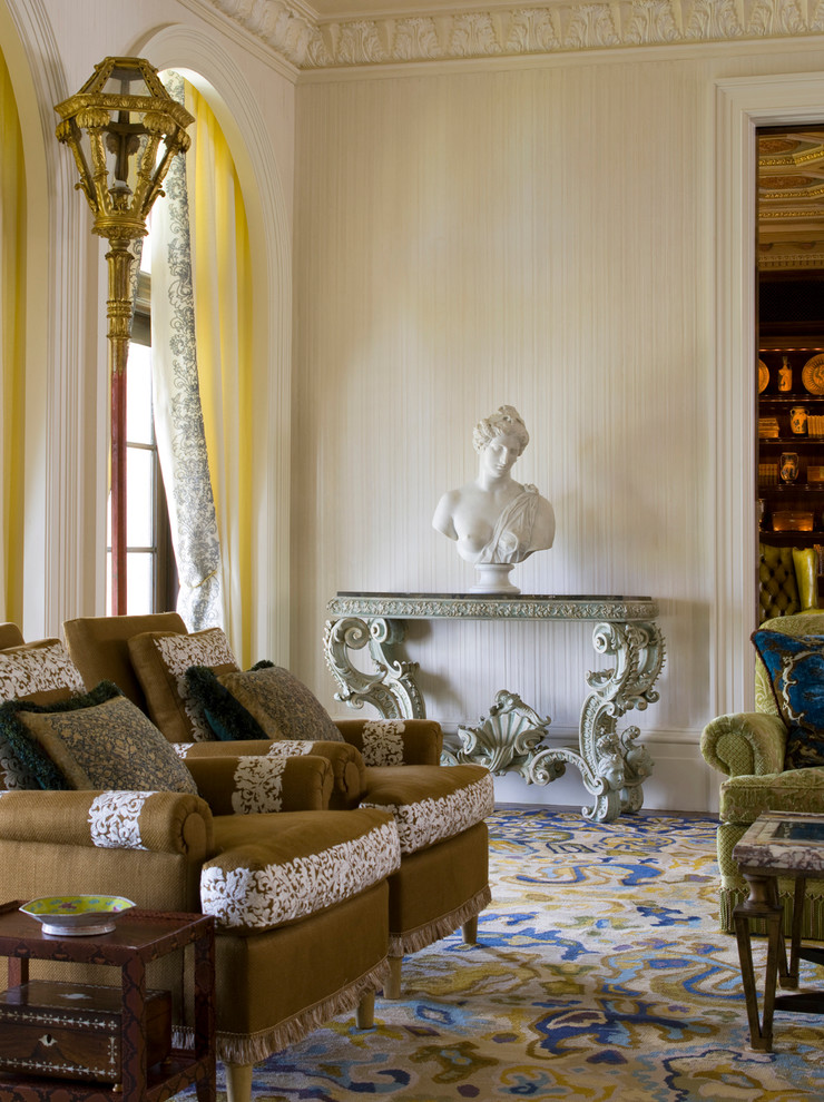 Пример оригинального дизайна: огромная гостиная комната в средиземноморском стиле с бежевыми стенами, ковровым покрытием и стандартным камином