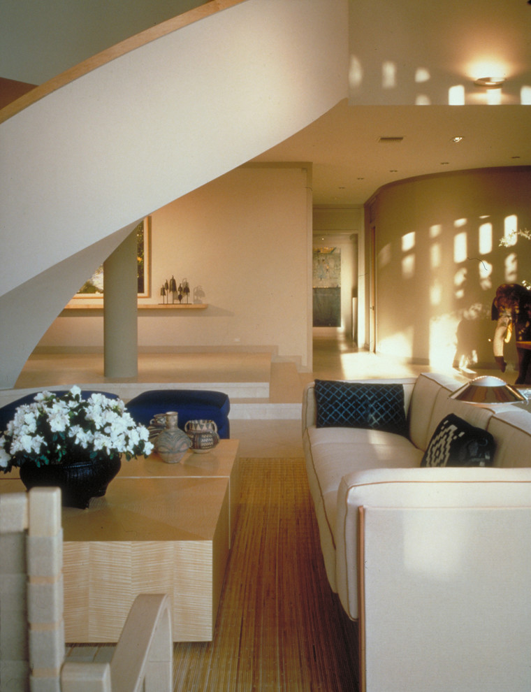 Идея дизайна: гостиная комната в современном стиле с бежевыми стенами