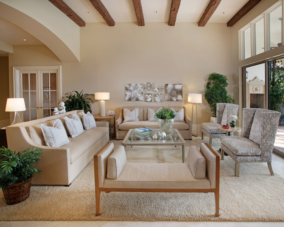 Стильный дизайн: большая гостиная комната в классическом стиле с бежевыми стенами без телевизора - последний тренд