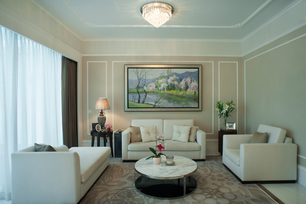 Modelo de salón abierto tradicional de tamaño medio con paredes beige y suelo de mármol