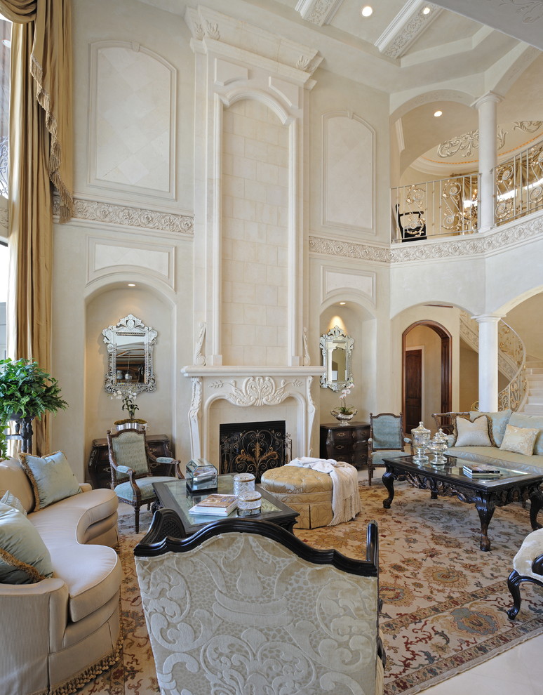 Repräsentatives Mediterranes Wohnzimmer mit beiger Wandfarbe, Kamin und beigem Boden in Houston