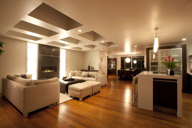 Cette photo montre un salon tendance de taille moyenne et ouvert avec un mur blanc, parquet en bambou, une cheminée ribbon et un manteau de cheminée en carrelage.