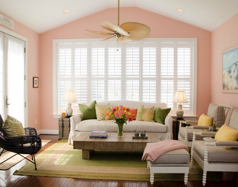 Immagine di un soggiorno chic di medie dimensioni e chiuso con sala formale, pareti rosa, parquet scuro, nessun camino, nessuna TV e pavimento marrone