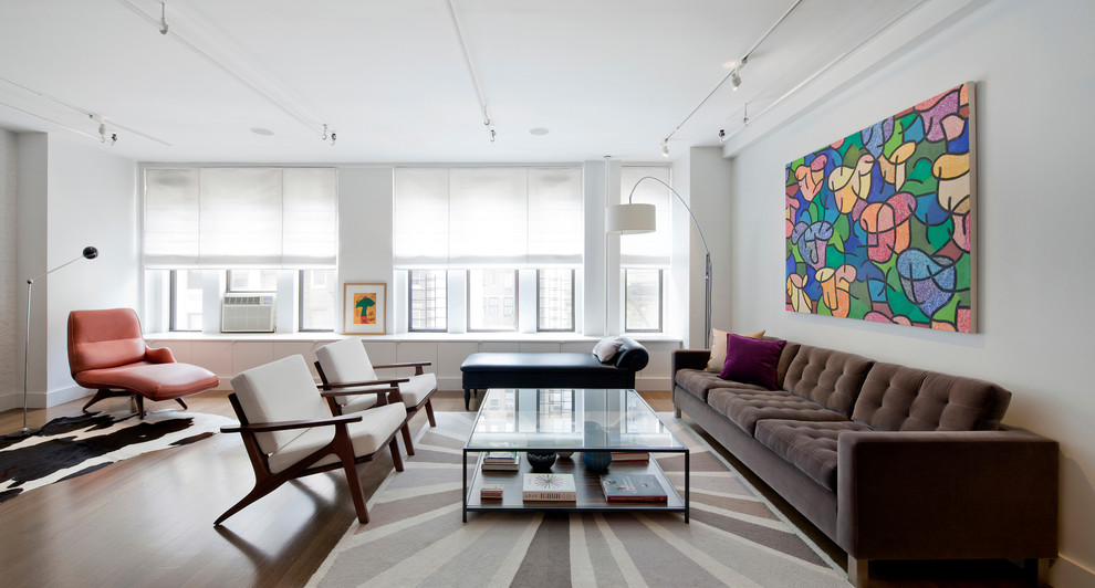 Großes, Fernseherloses, Repräsentatives, Abgetrenntes Modernes Wohnzimmer mit weißer Wandfarbe, braunem Holzboden und braunem Boden in New York