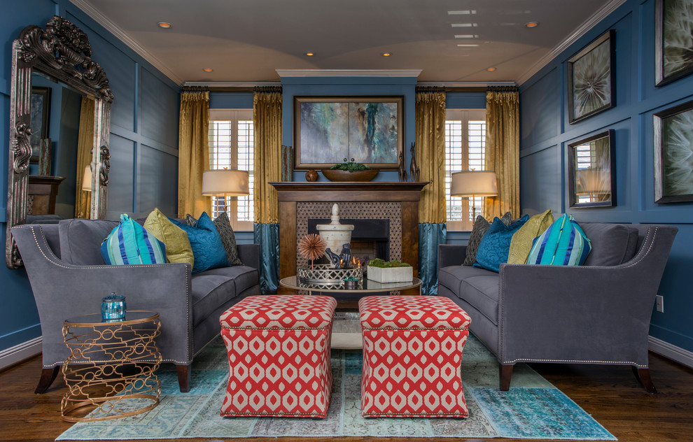 На фото: открытая гостиная комната среднего размера в стиле неоклассика (современная классика) с синими стенами, темным паркетным полом, стандартным камином, фасадом камина из плитки и скрытым телевизором