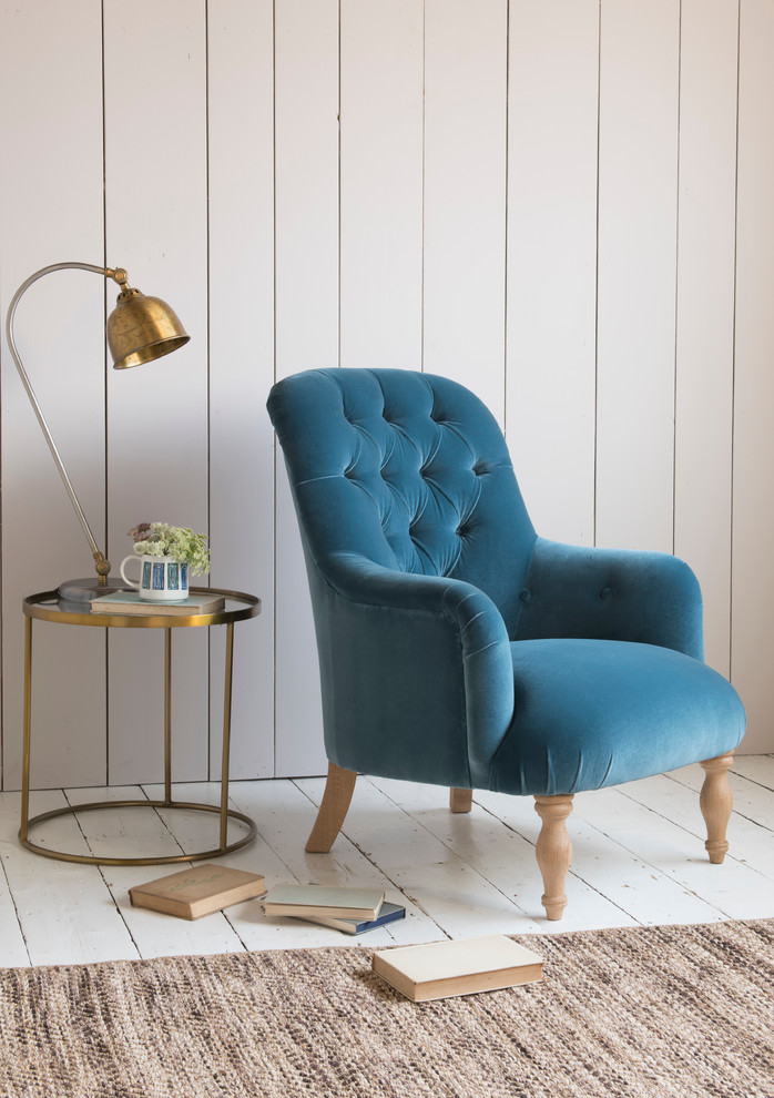 Immagine di un soggiorno minimal di medie dimensioni con pareti blu e parquet chiaro