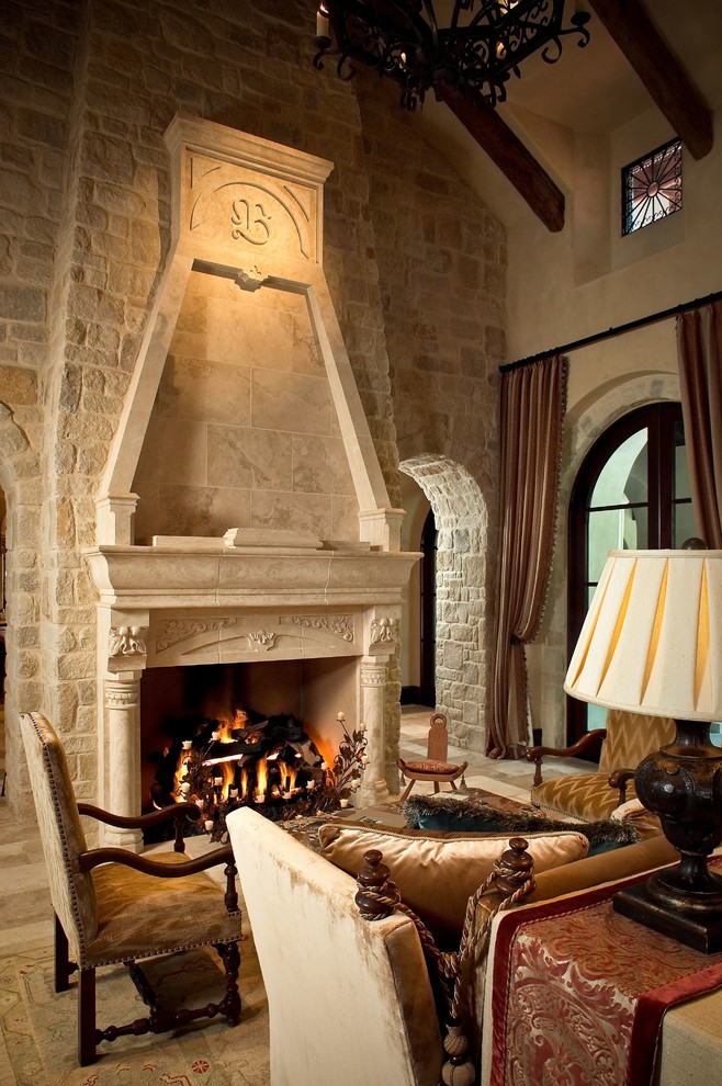 Свежая идея для дизайна: большая парадная, открытая гостиная комната в средиземноморском стиле с бежевыми стенами, стандартным камином и фасадом камина из камня - отличное фото интерьера