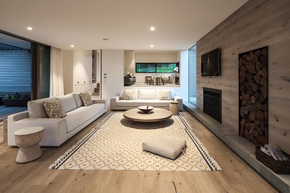 Großes, Offenes Nordisches Wohnzimmer mit weißer Wandfarbe, hellem Holzboden und TV-Wand in Melbourne