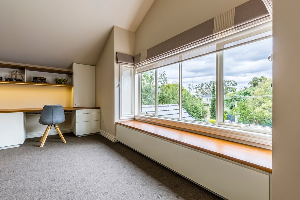 Foto di un piccolo soggiorno design aperto con pareti beige, moquette e pavimento grigio