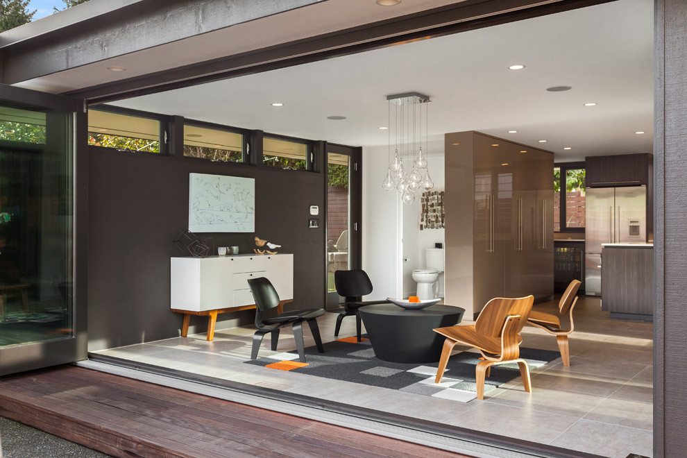 Стильный дизайн: парадная, открытая гостиная комната среднего размера в современном стиле с черными стенами, полом из керамической плитки и бежевым полом без камина, телевизора - последний тренд