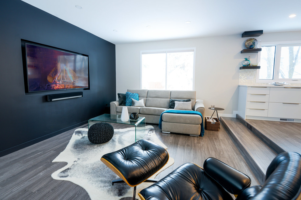 Idee per un piccolo soggiorno minimalista aperto con sala formale, pareti nere, parquet chiaro, nessun camino e TV a parete