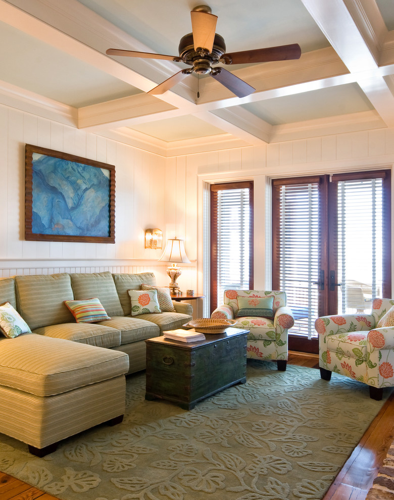 Mittelgroßes, Repräsentatives, Abgetrenntes Klassisches Wohnzimmer mit weißer Wandfarbe und braunem Holzboden in Charleston